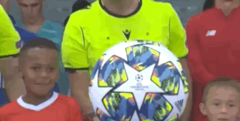 费迪南德称赞曼联新训练基地：非常漂亮，细节设计也太贴心了（费迪南德盛赞曼联新训练基地：外观出色，细节拿捏到位）