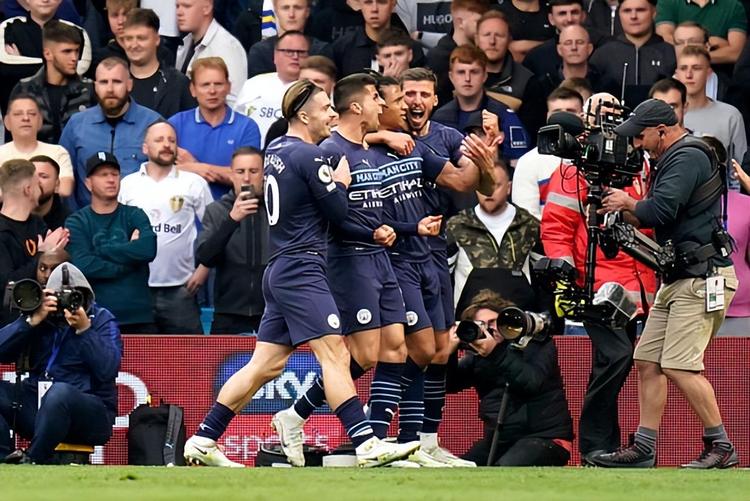 那不勒斯主席德佬拜访利雅得胜利训练基地，获赠一件C罗球衣（那不勒斯主席德劳伦蒂斯做客利雅得胜利训练基地，获赠C罗球衣）