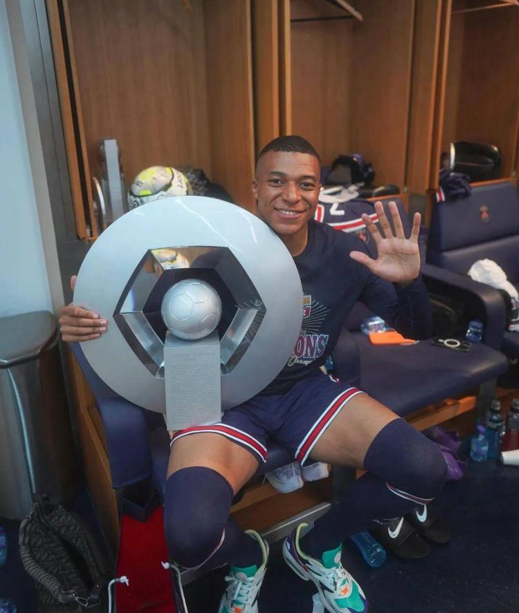 慕尼黑晚报：两名葡体球迷燃放烟火导致球迷和安保受伤被捕