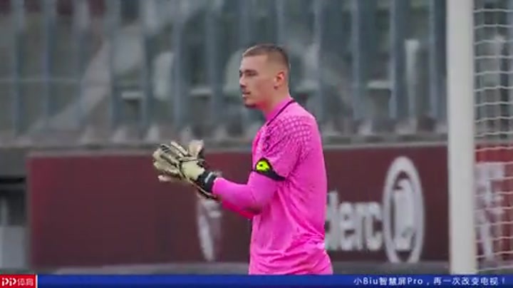 从手足无措到游刃有余，齐达内在公园学着踢毽子