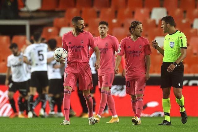 世界冠军黄雅琼、刘雨辰举行婚礼，樊振东、汪顺送上视频祝福