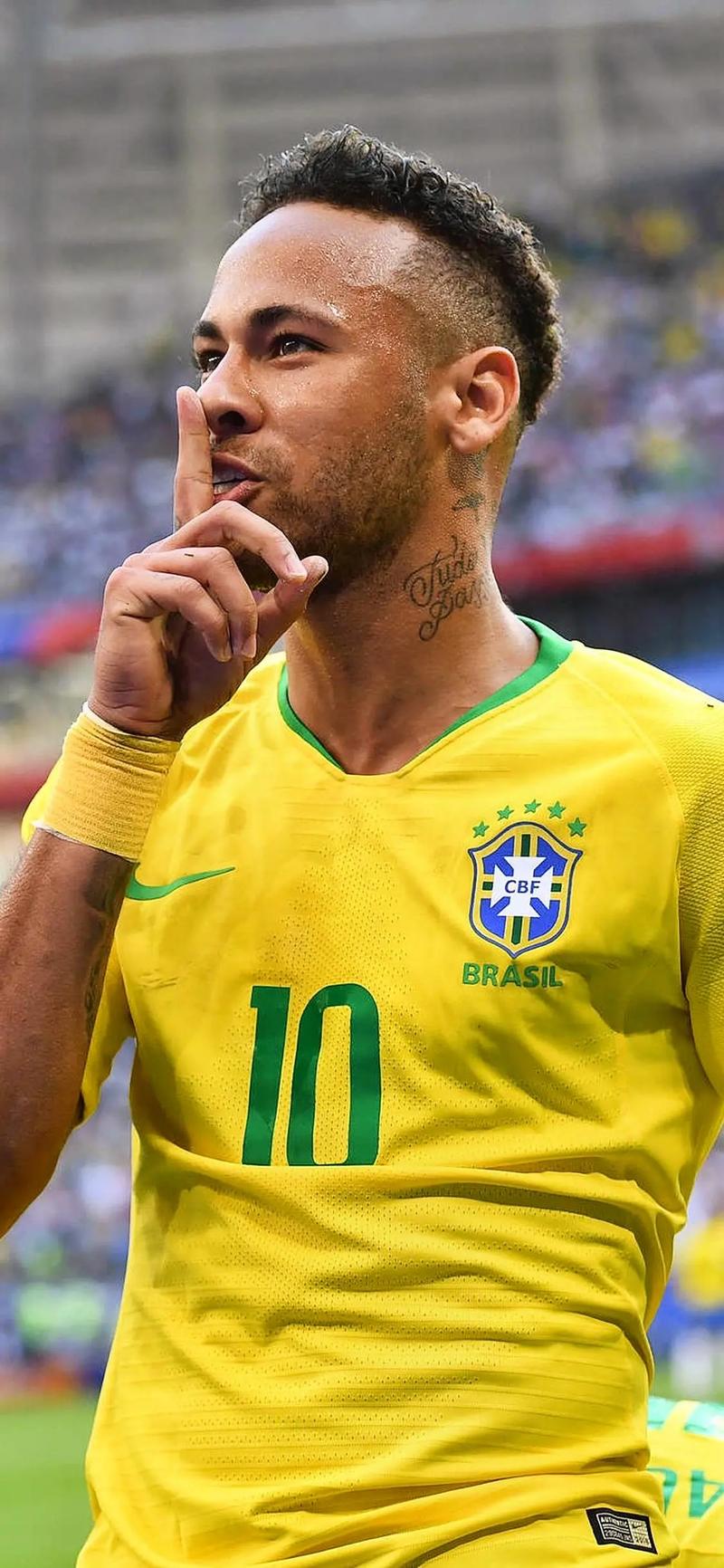 2025／26赛季英超：下课传闻震天响，斯洛特稳坐发布会（2025／26英超：解任传闻满天飞，斯洛特从容出席发布会）