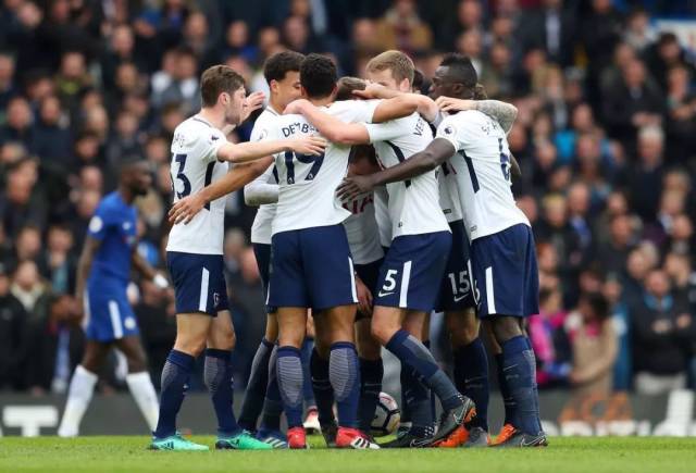 邦马蒂以240张第一选票的绝对优势当选年度最佳女足球员（邦马蒂以240张第一选票压倒性胜出，荣膺年度最佳女足球员）